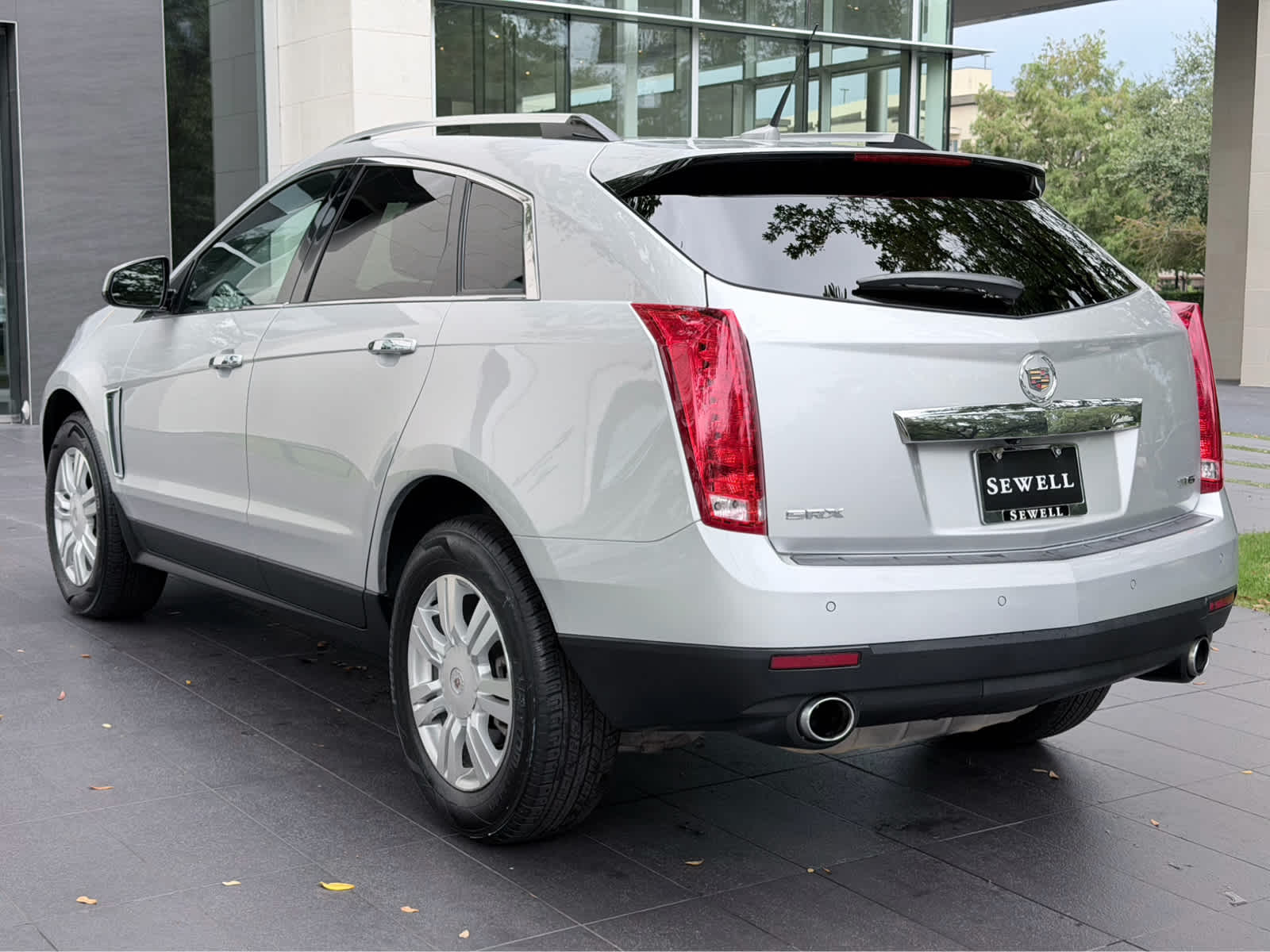 Used 2013 RADIANT SILVER METALLIC Cadillac Luxury Collection image 6