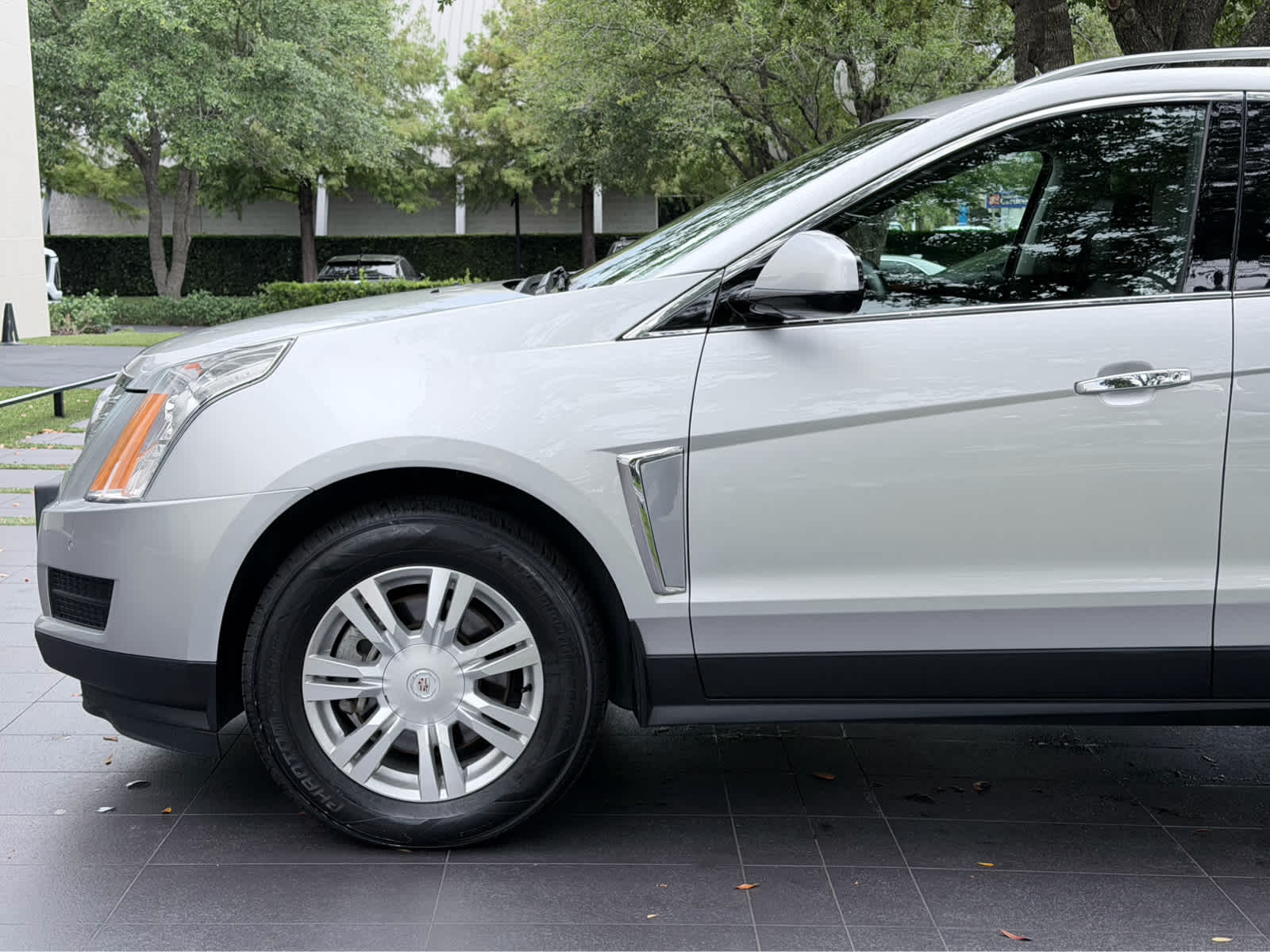 Used 2013 RADIANT SILVER METALLIC Cadillac Luxury Collection image 7