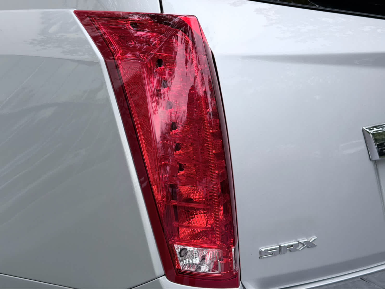 Used 2013 RADIANT SILVER METALLIC Cadillac Luxury Collection image 9