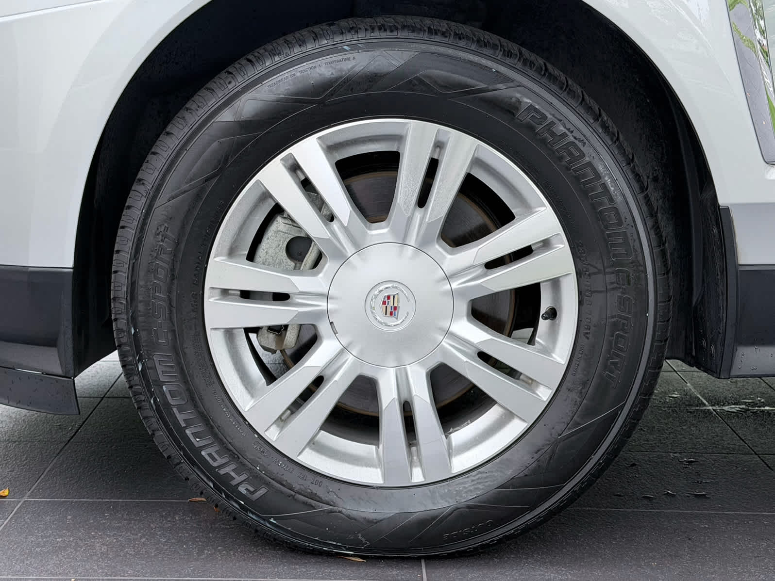 Used 2013 RADIANT SILVER METALLIC Cadillac Luxury Collection image 10