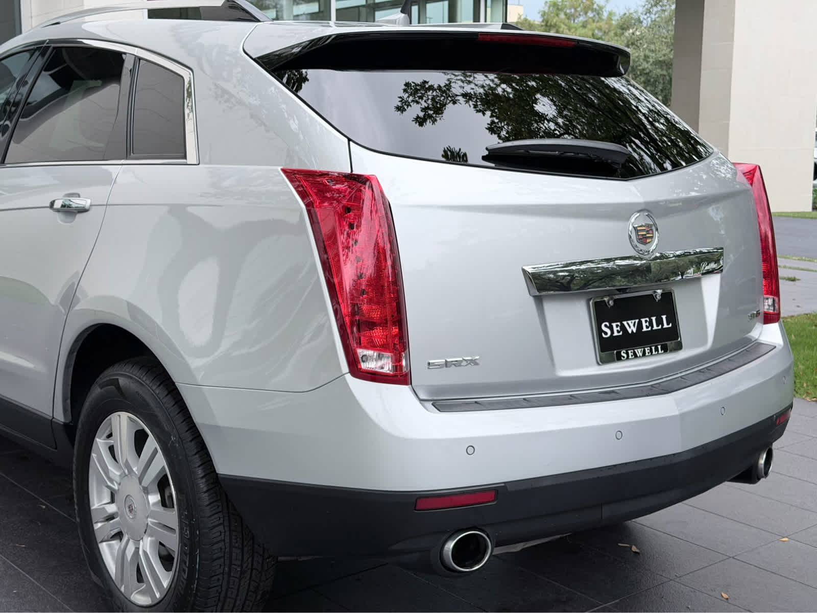 Used 2013 RADIANT SILVER METALLIC Cadillac Luxury Collection image 8
