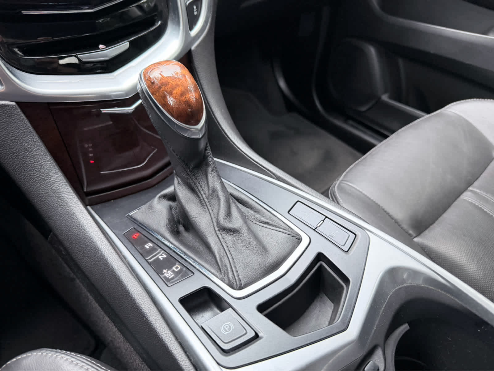Used 2013 RADIANT SILVER METALLIC Cadillac Luxury Collection image 18