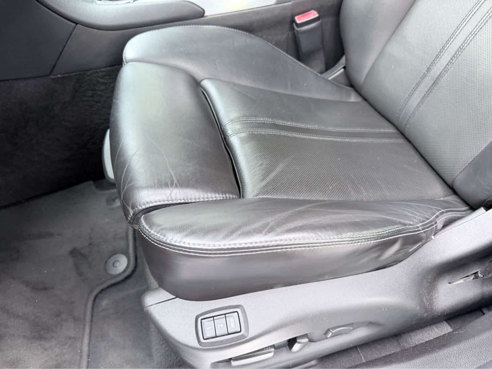 Used 2013 RADIANT SILVER METALLIC Cadillac Luxury Collection image 21