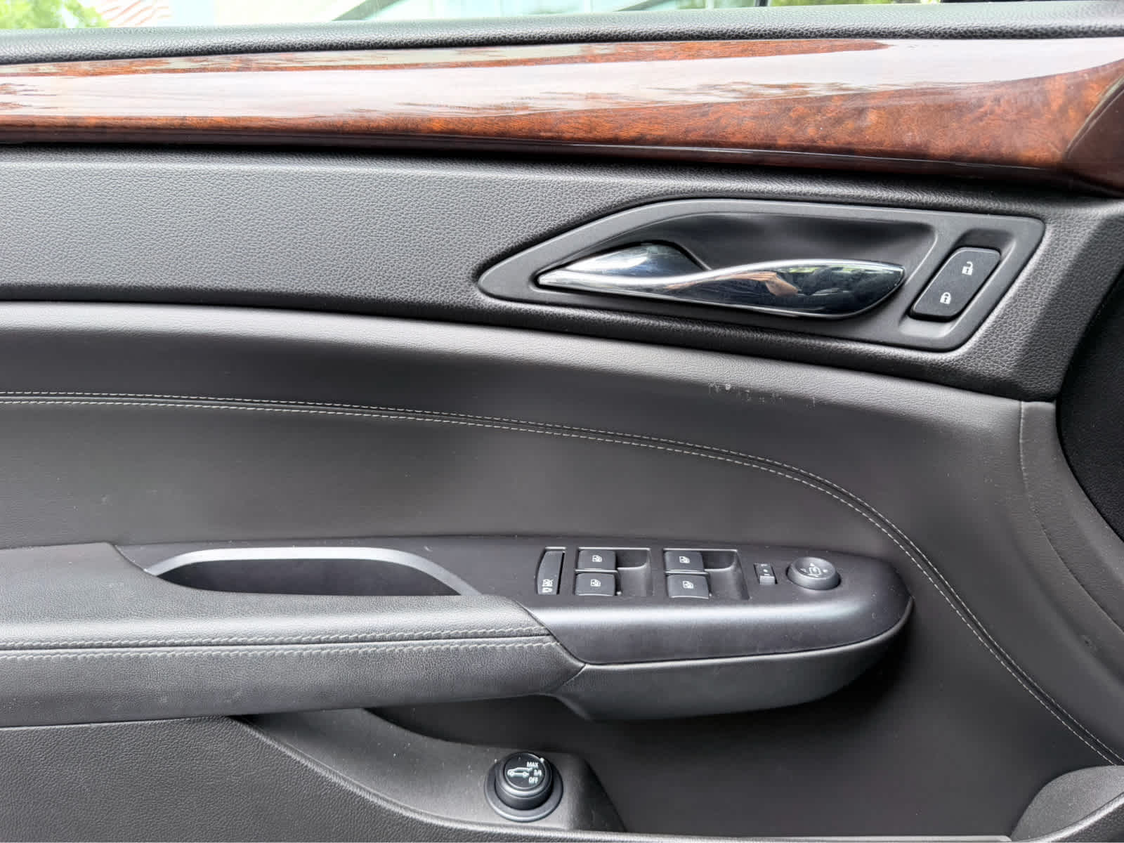 Used 2013 RADIANT SILVER METALLIC Cadillac Luxury Collection image 20