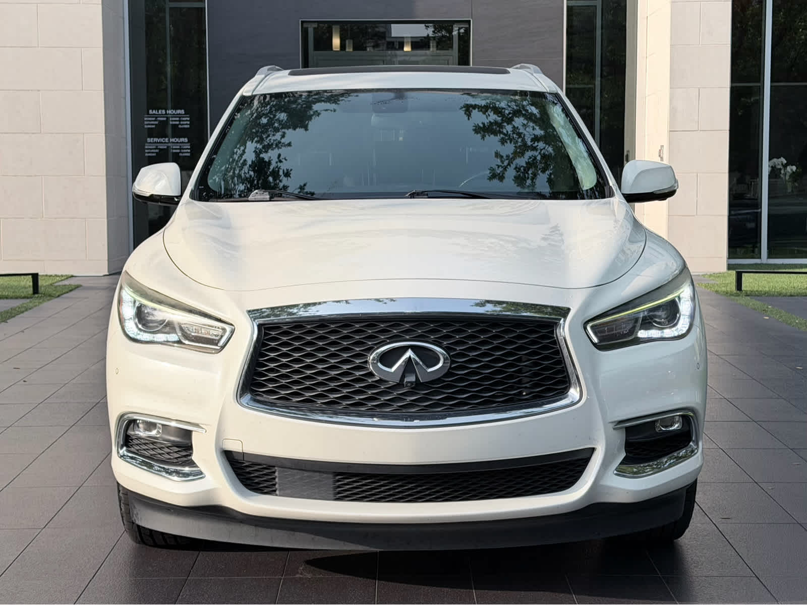 Used 2018 Majestic White INFINITI  image 2