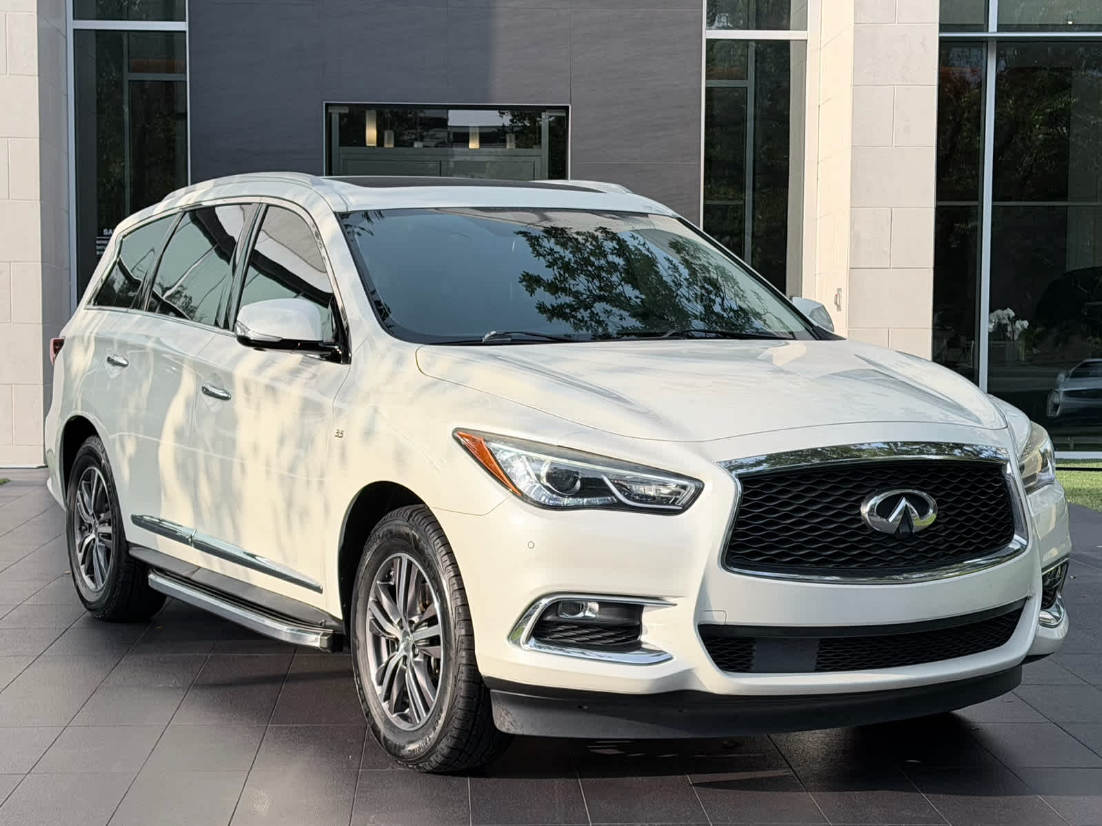 Used 2018 Majestic White INFINITI  image 3
