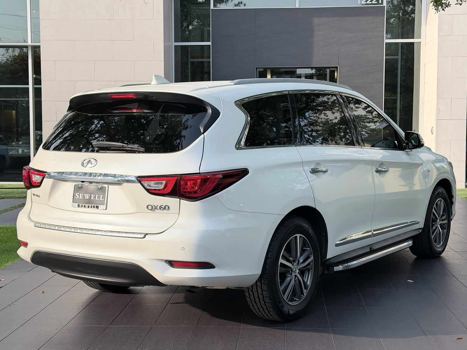 Used 2018 Majestic White INFINITI  image 4