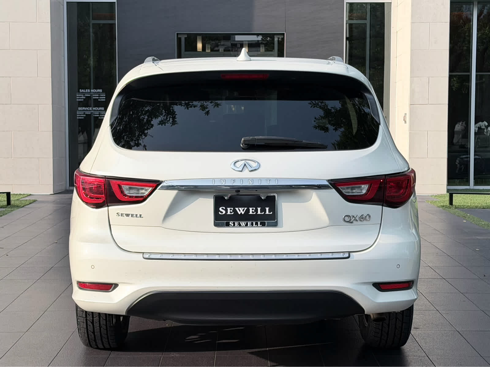 Used 2018 Majestic White INFINITI  image 5