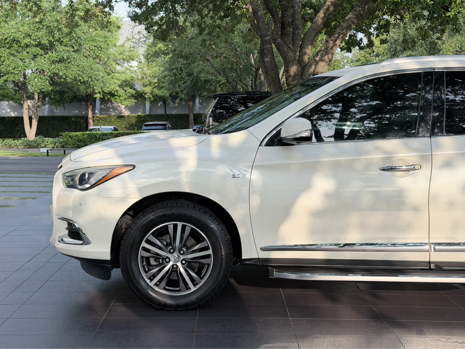 Used 2018 Majestic White INFINITI  image 7