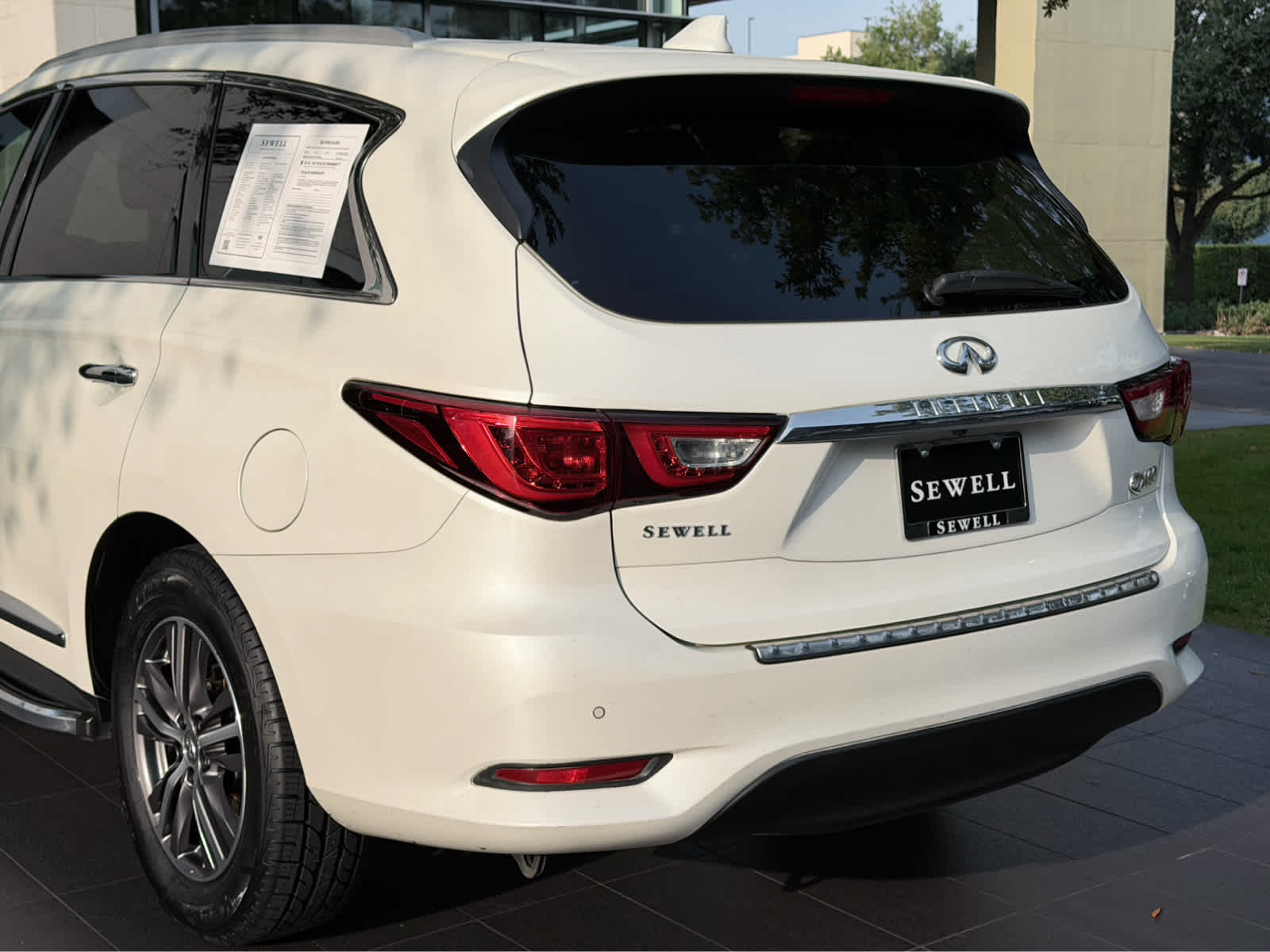 Used 2018 Majestic White INFINITI  image 10