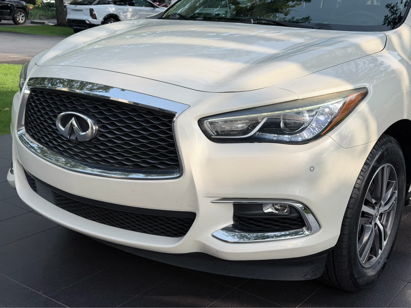 Used 2018 Majestic White INFINITI  image 8