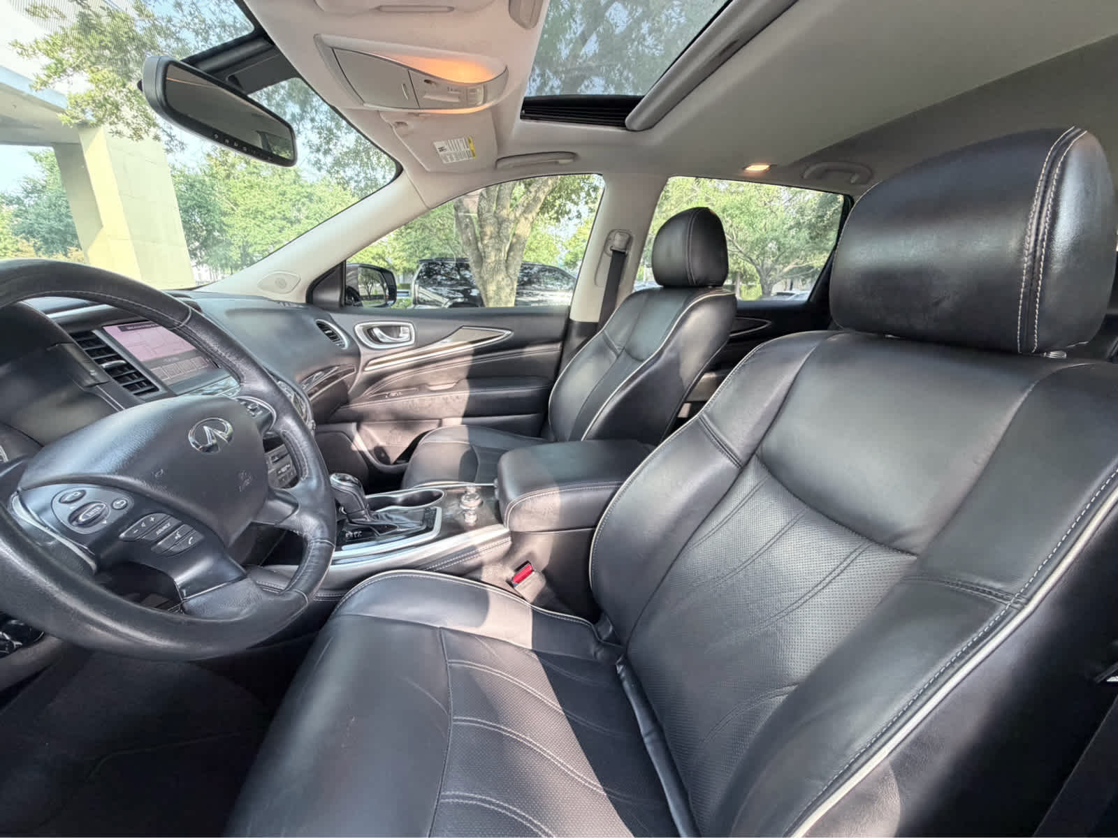 Used 2018 Majestic White INFINITI  image 15