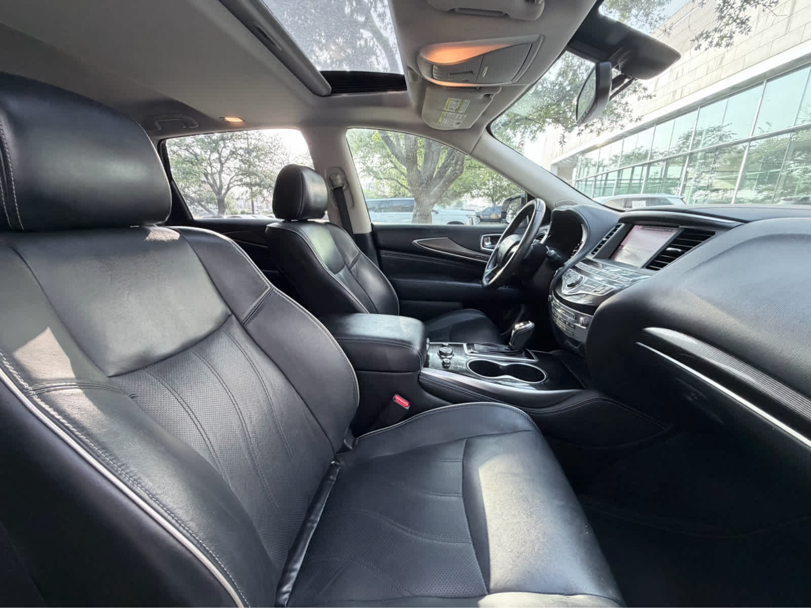 Used 2018 Majestic White INFINITI  image 17