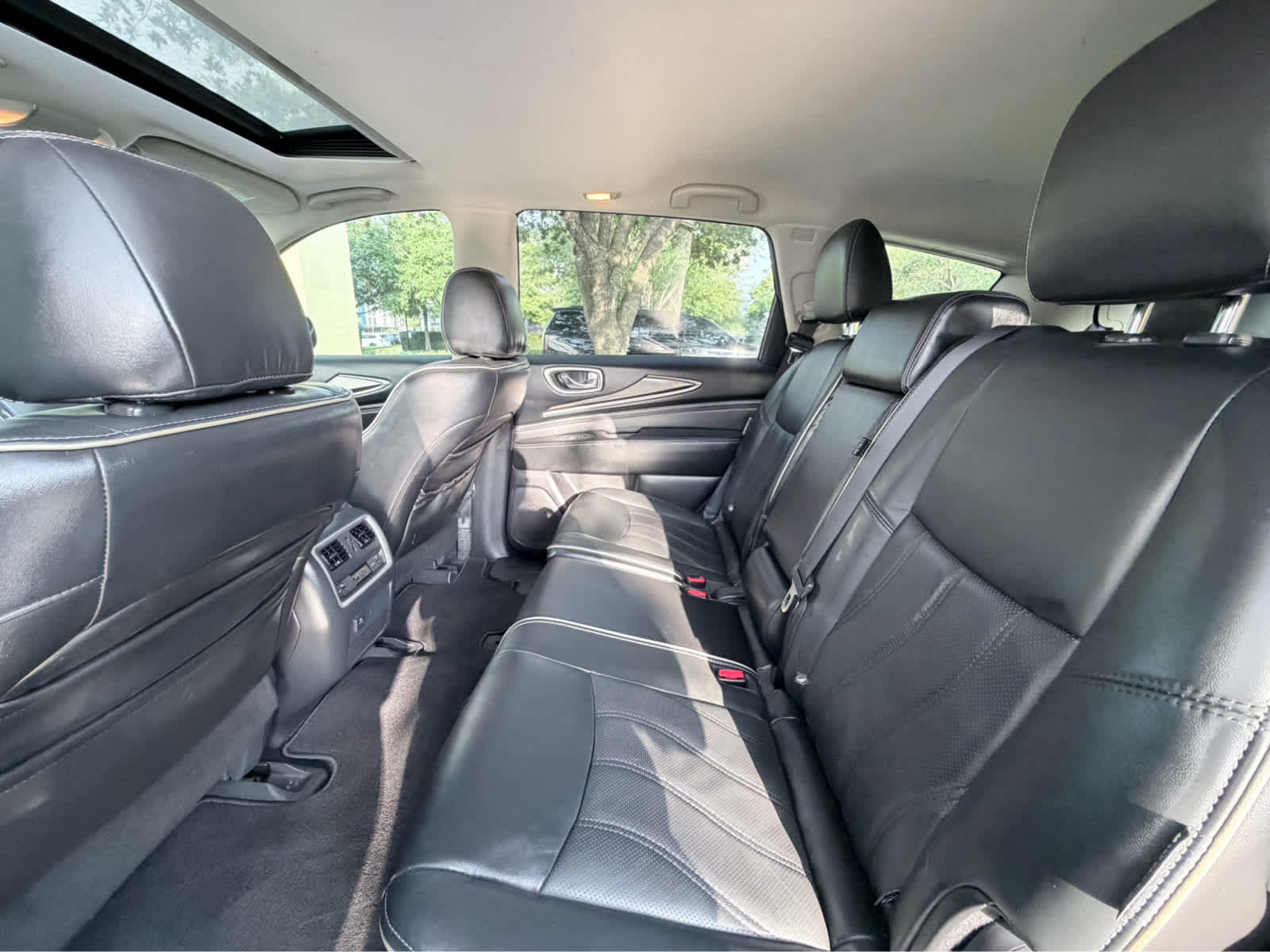 Used 2018 Majestic White INFINITI  image 26