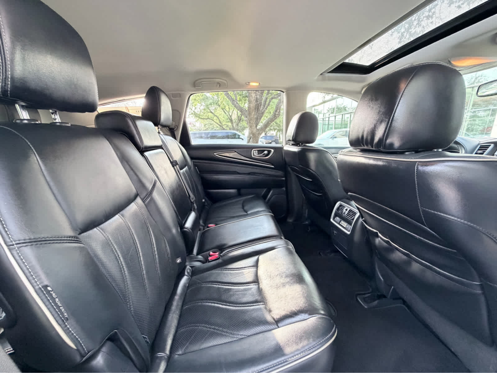 Used 2018 Majestic White INFINITI  image 30