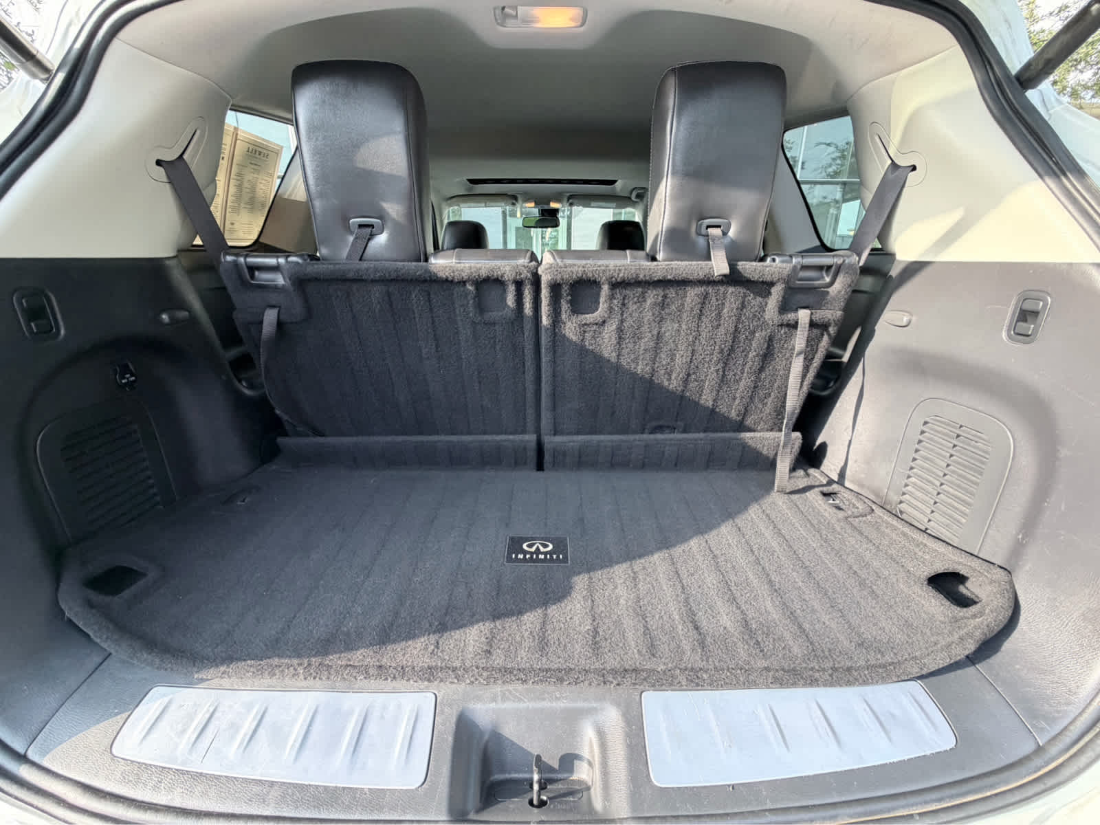 Used 2018 Majestic White INFINITI  image 31