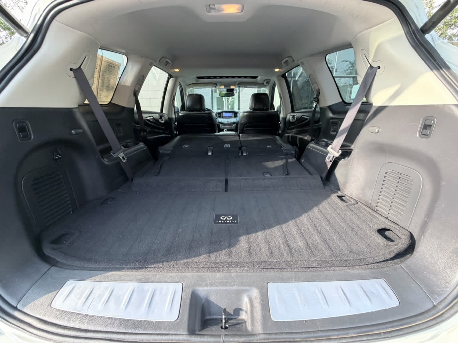 Used 2018 Majestic White INFINITI  image 32