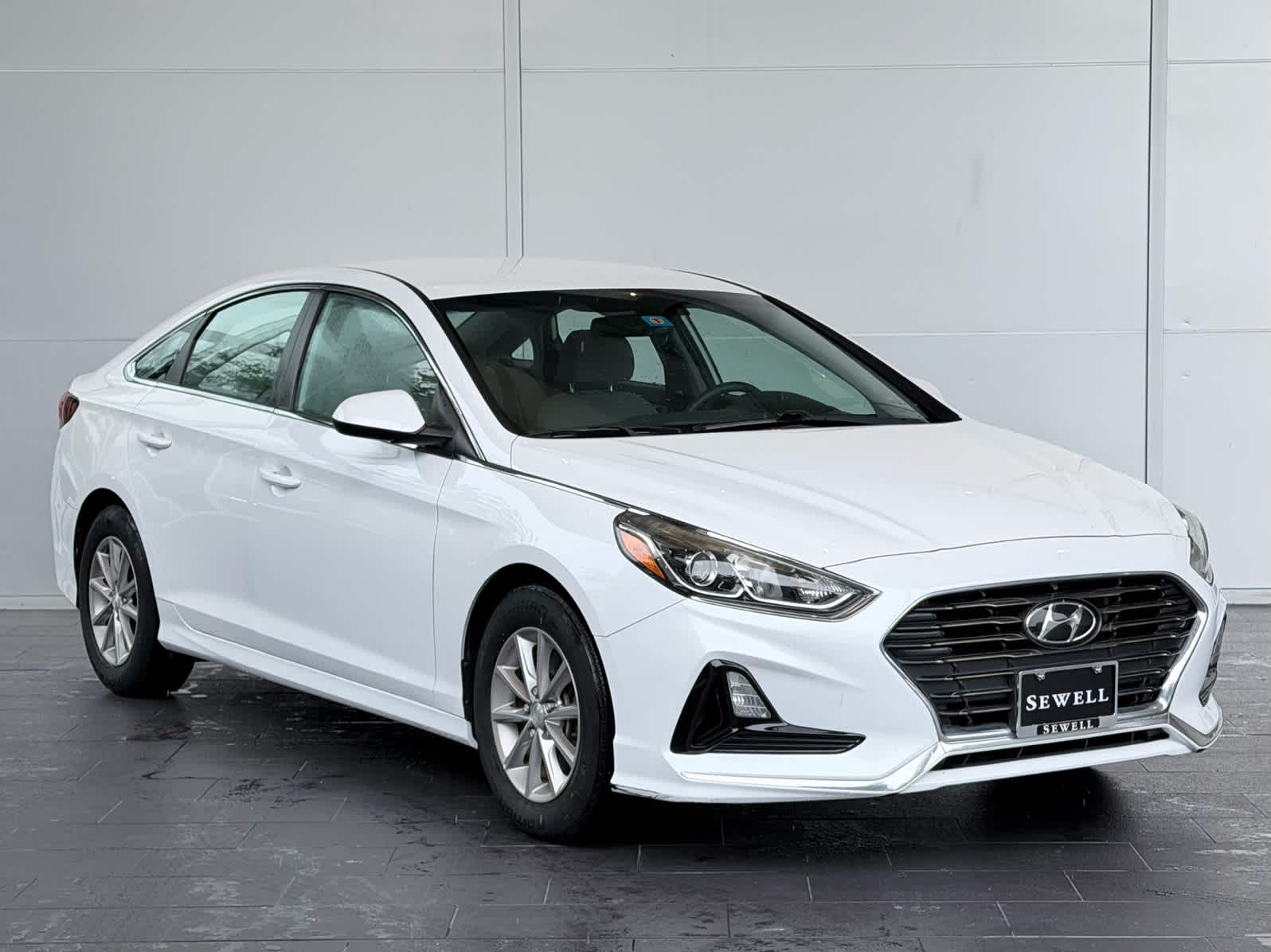 Used 2019 Quartz White Pearl Hyundai SE image 3