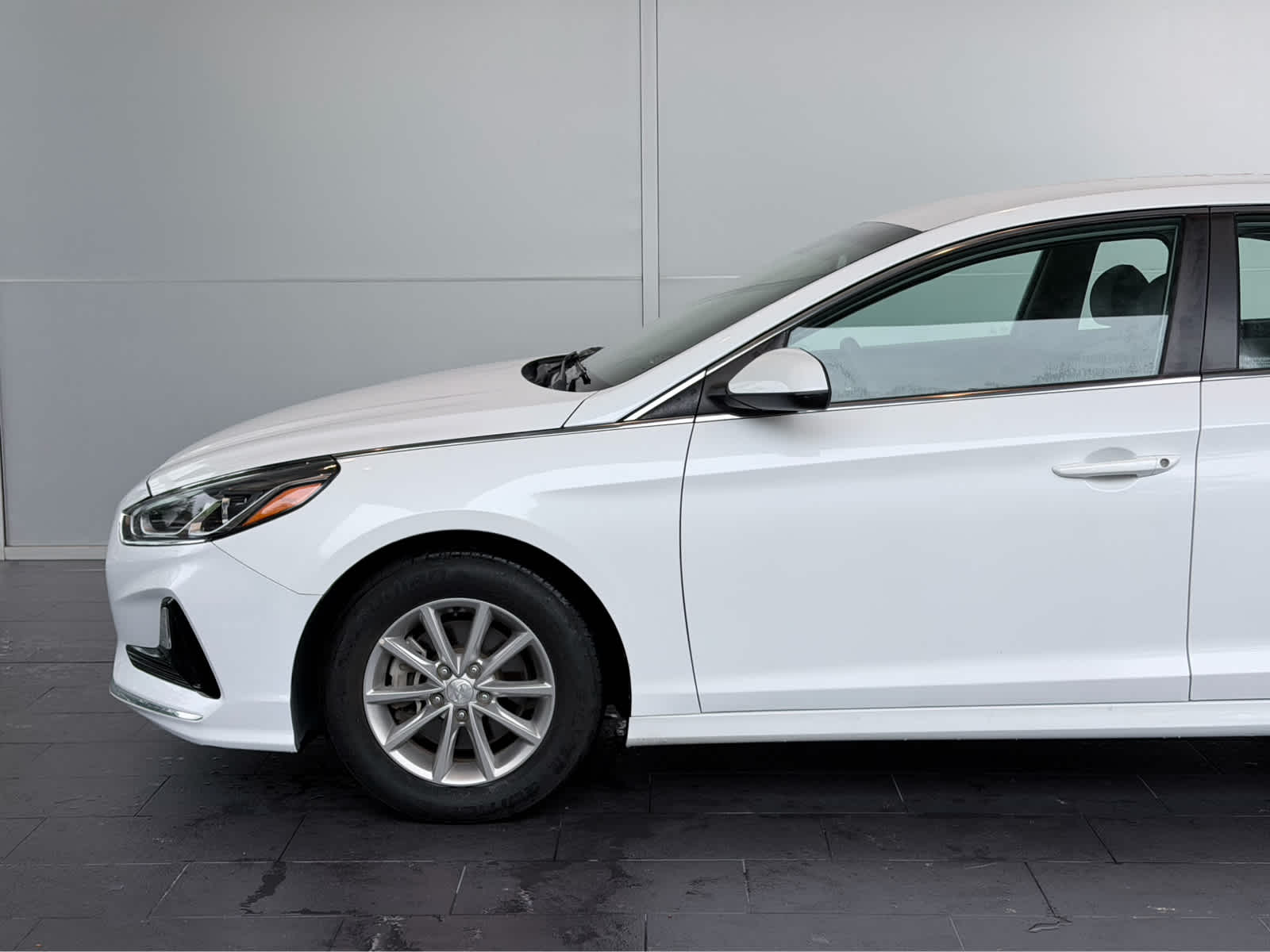 Used 2019 Quartz White Pearl Hyundai SE image 5