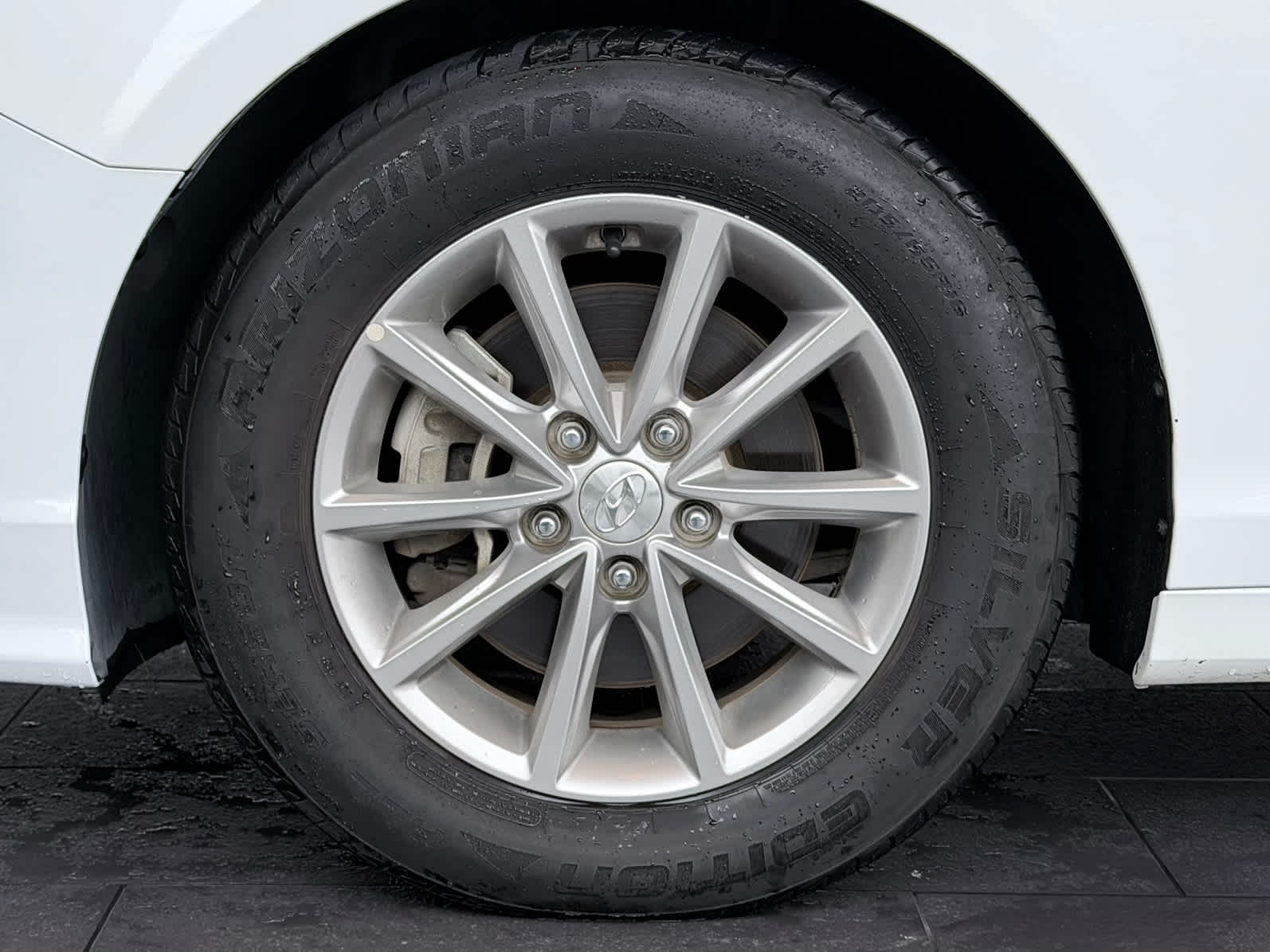 Used 2019 Quartz White Pearl Hyundai SE image 9