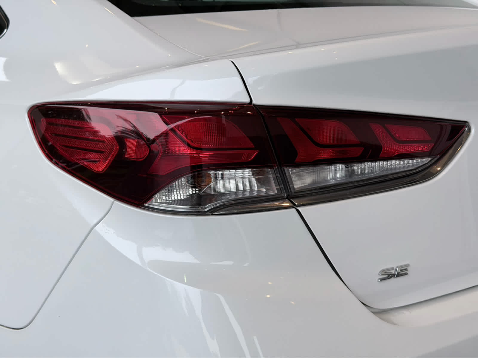 Used 2019 Quartz White Pearl Hyundai SE image 8