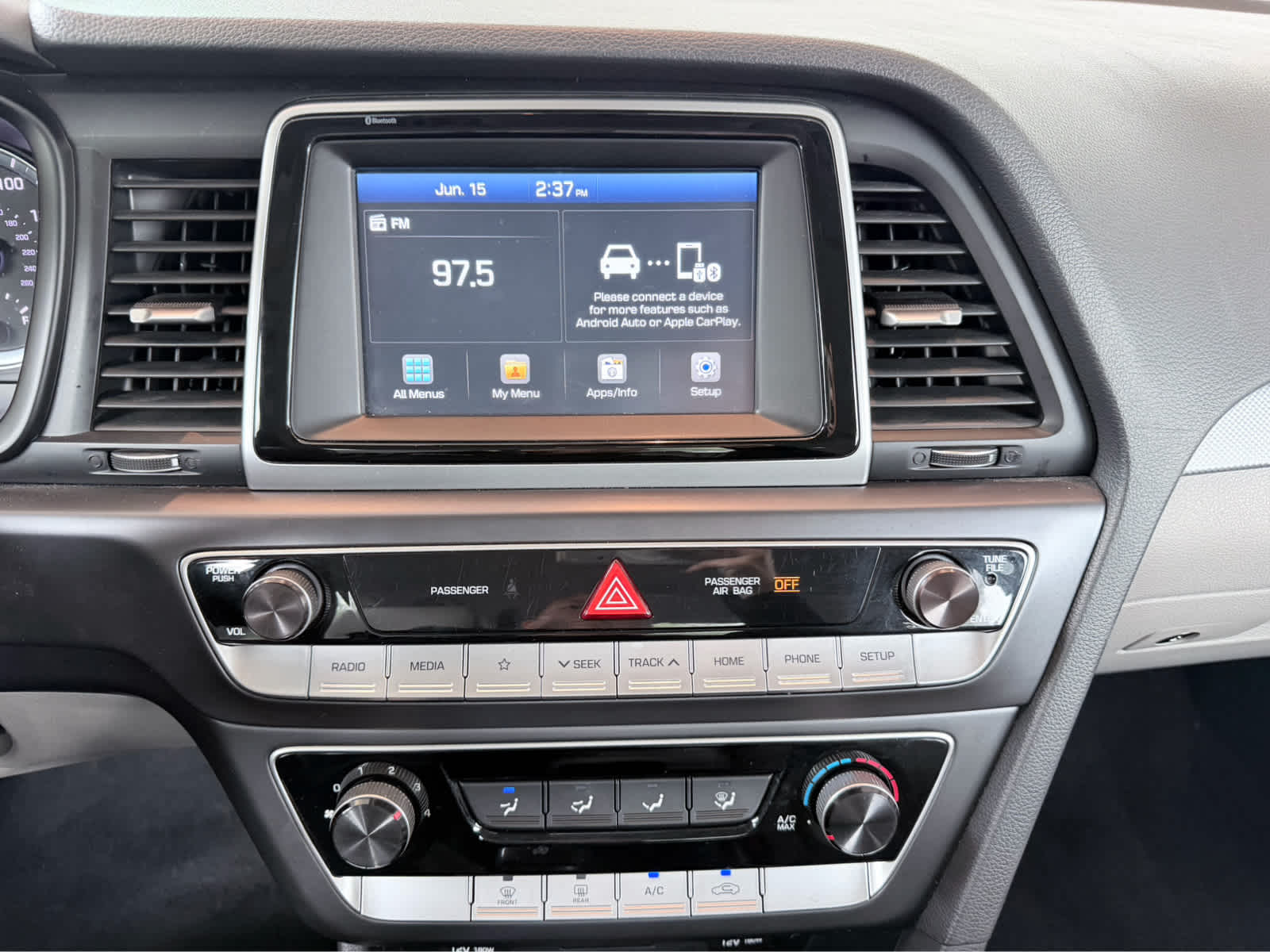 Used 2019 Quartz White Pearl Hyundai SE image 11