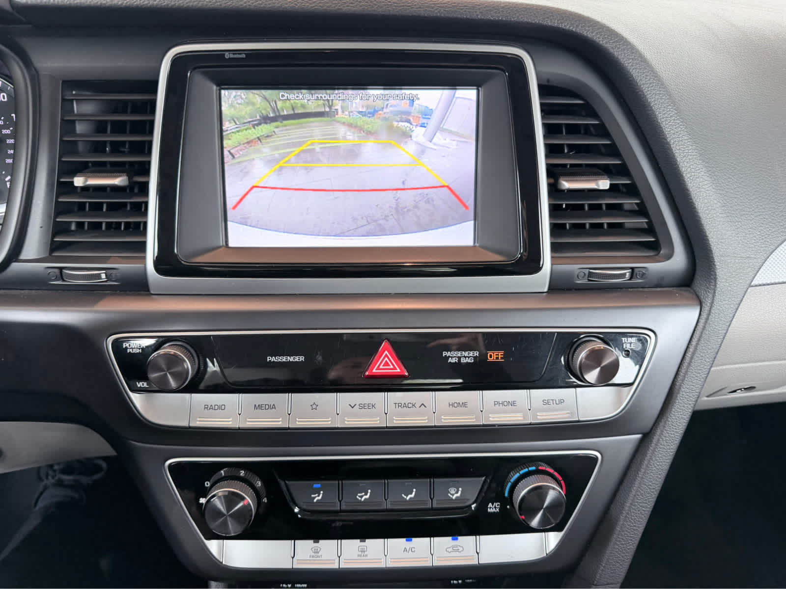 Used 2019 Quartz White Pearl Hyundai SE image 12