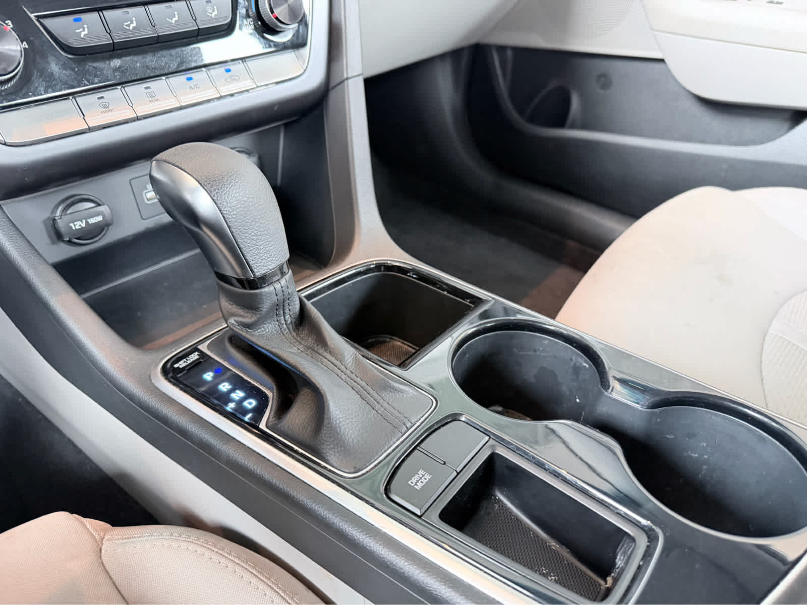 Used 2019 Quartz White Pearl Hyundai SE image 14