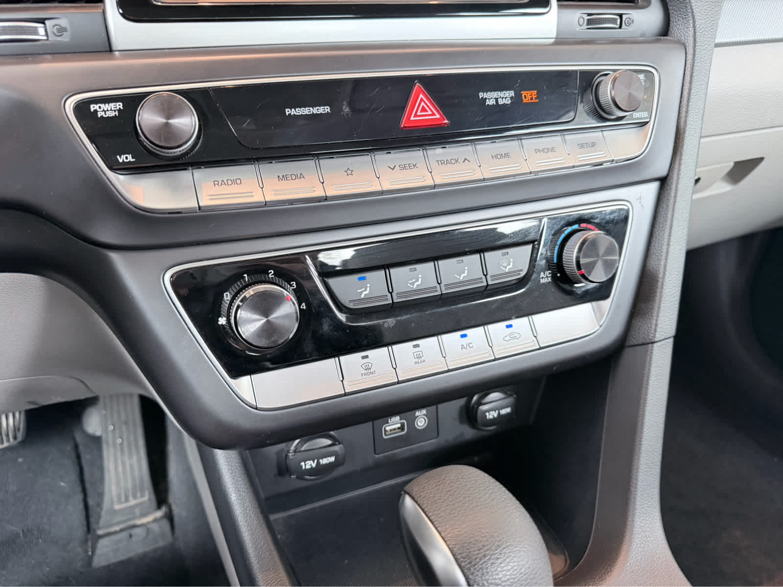 Used 2019 Quartz White Pearl Hyundai SE image 13
