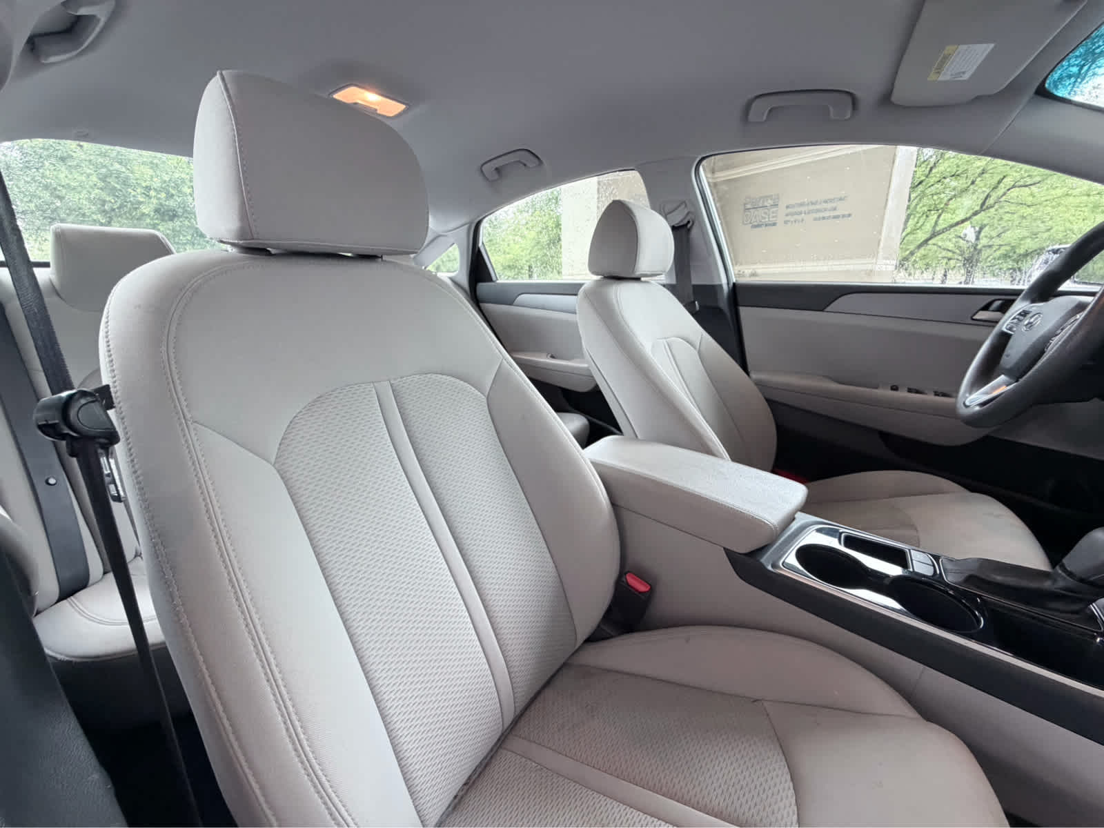 Used 2019 Quartz White Pearl Hyundai SE image 18