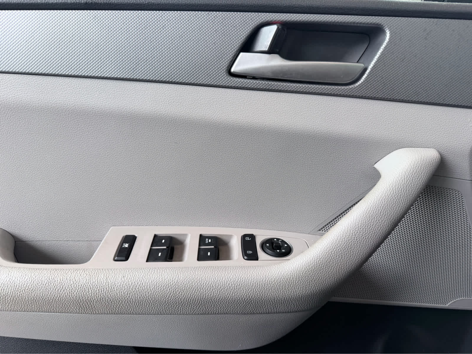 Used 2019 Quartz White Pearl Hyundai SE image 15