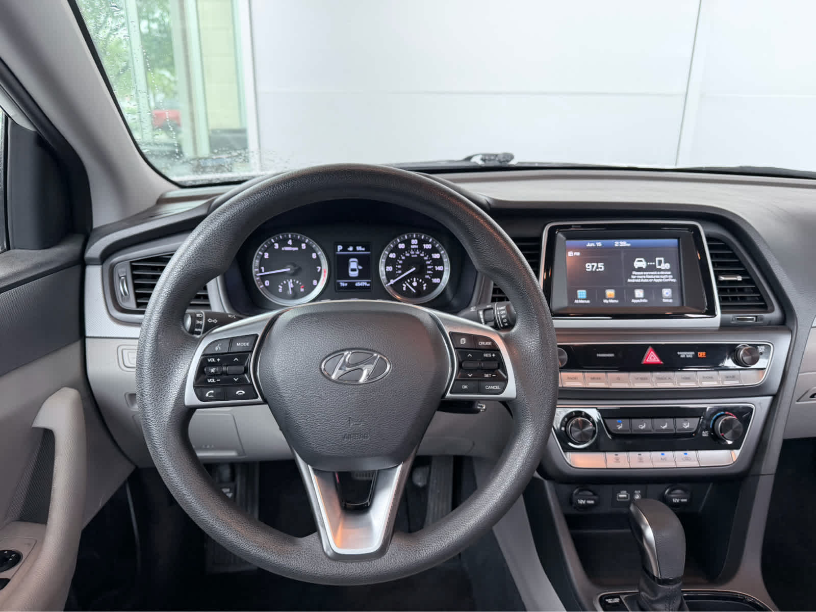 Used 2019 Quartz White Pearl Hyundai SE image 20