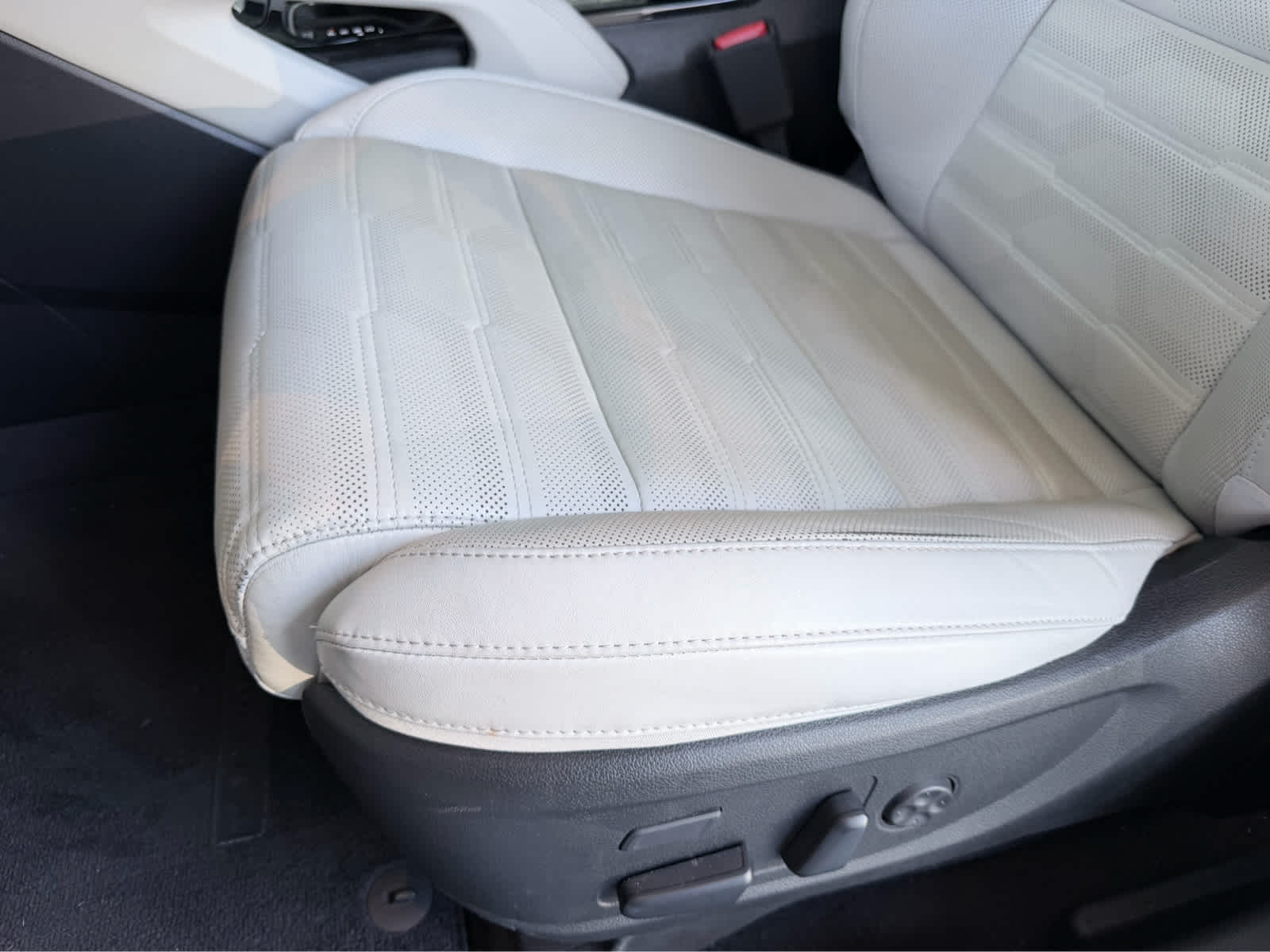 Used 2023 Glacial White Pearl Kia SX Prestige image 26