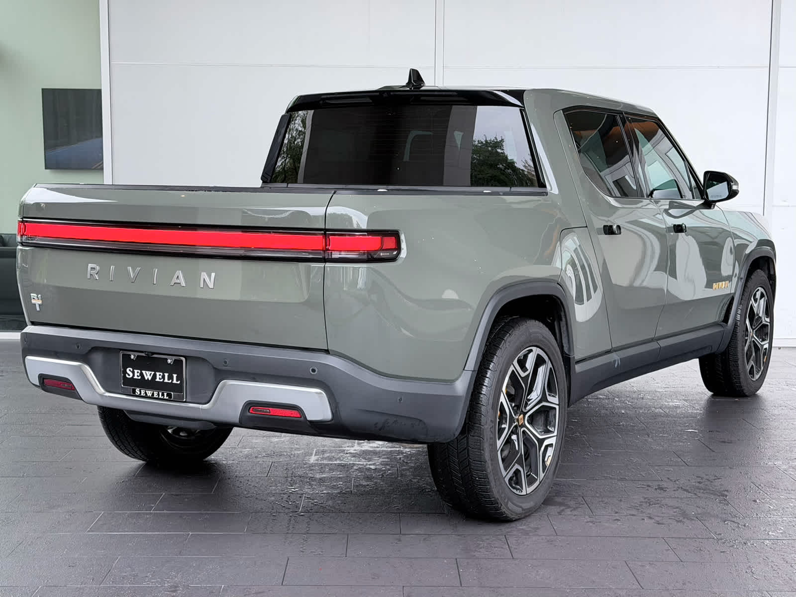 Used 2022 Forest Green Rivian Launch Edition image 4