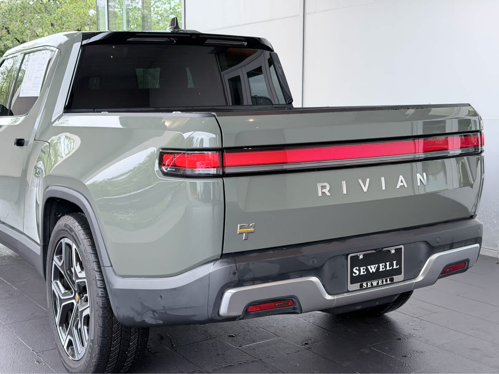 Used 2022 Forest Green Rivian Launch Edition image 10