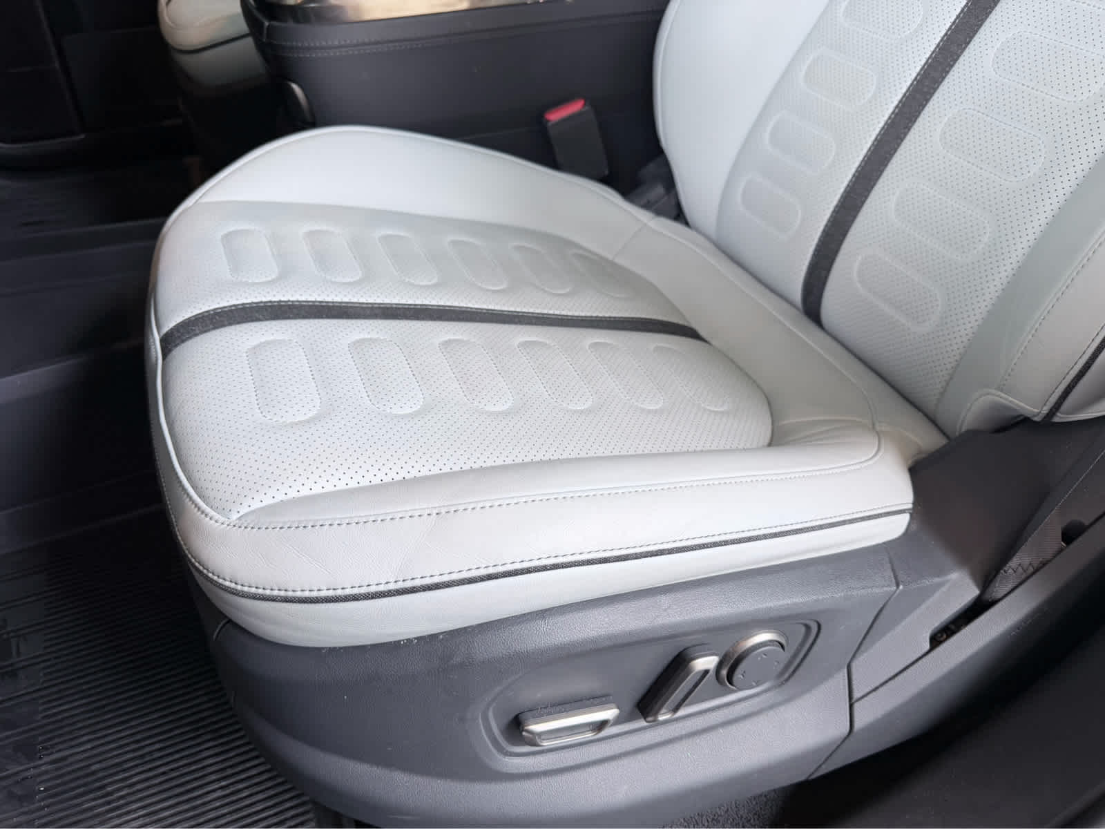 Used 2022 Forest Green Rivian Launch Edition image 22