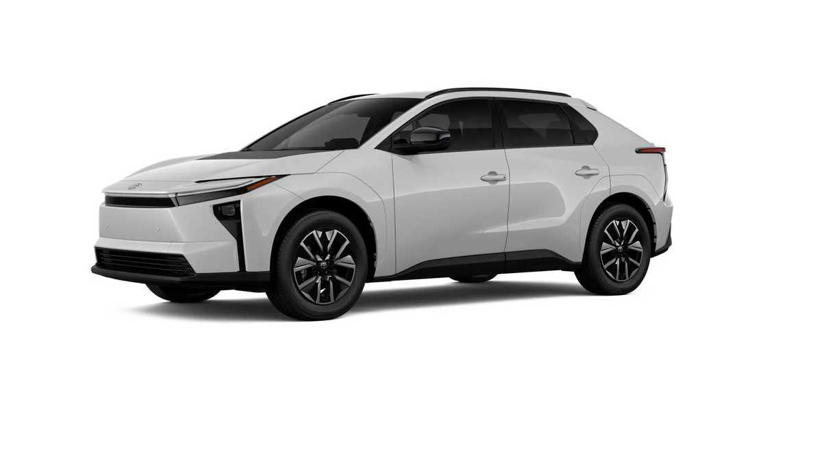 New 2026 Wind Chill Pearl Toyota XLE Plus image 3