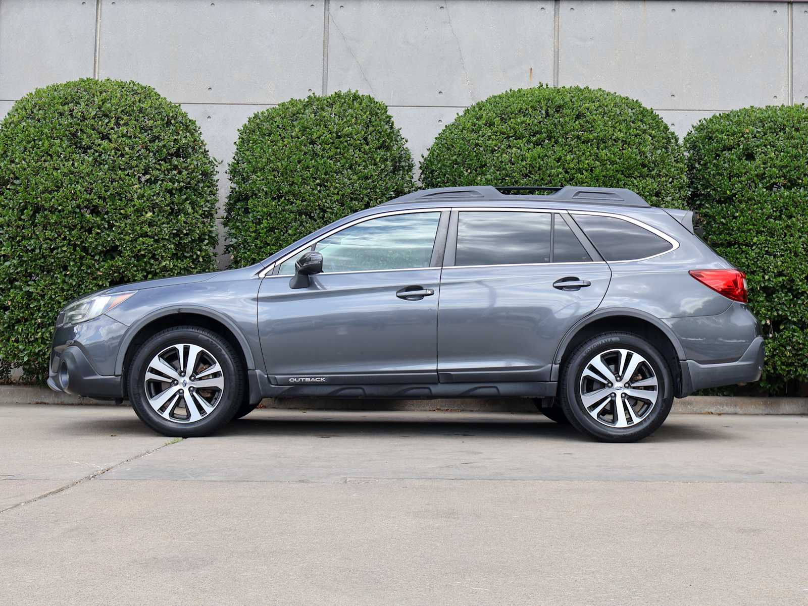 Used 2019 Magnetite Gray Metallic Subaru Limited image 5
