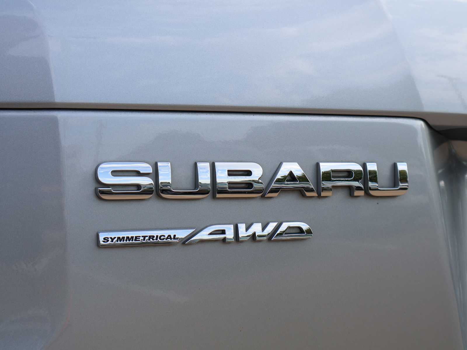 Used 2018 Ice Silver Metallic Subaru Premium image 11
