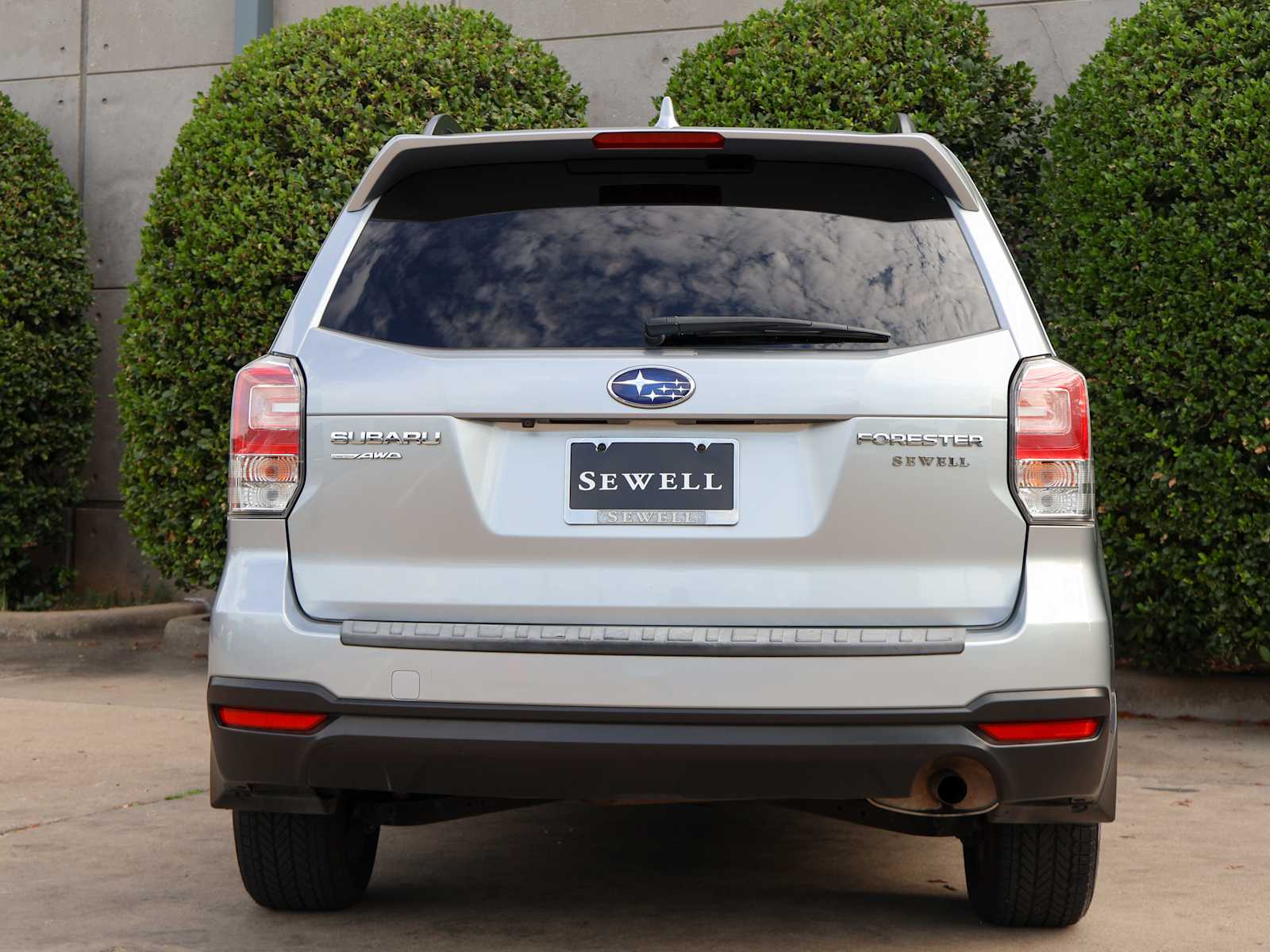 Used 2018 Ice Silver Metallic Subaru Premium image 9