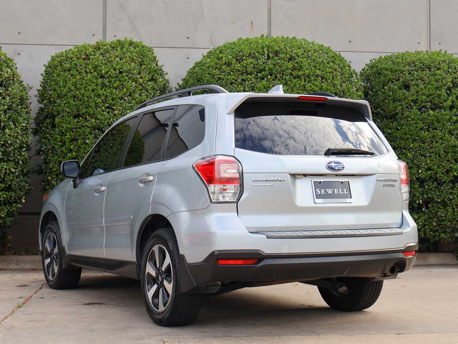 Used 2018 Ice Silver Metallic Subaru Premium image 10