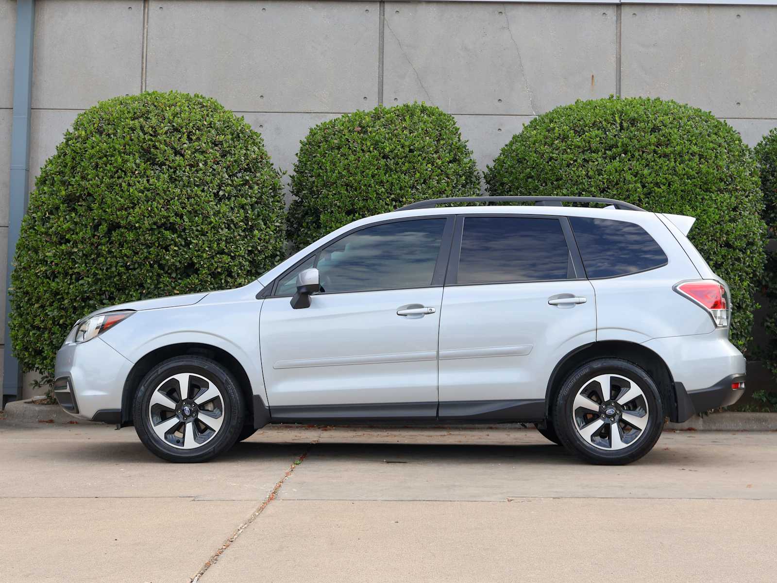 Used 2018 Ice Silver Metallic Subaru Premium image 5