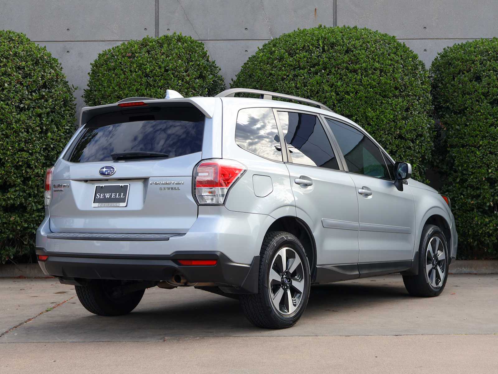 Used 2018 Ice Silver Metallic Subaru Premium image 8