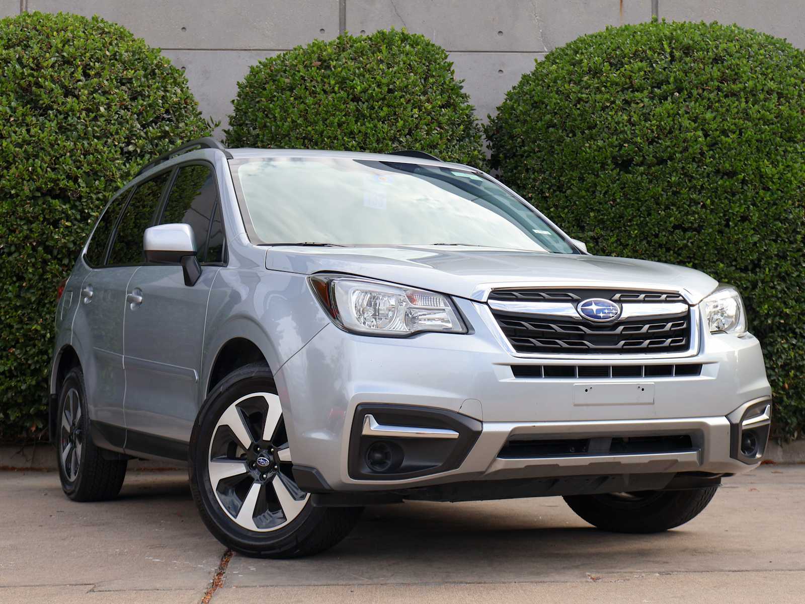 Used 2018 Ice Silver Metallic Subaru Premium image 3