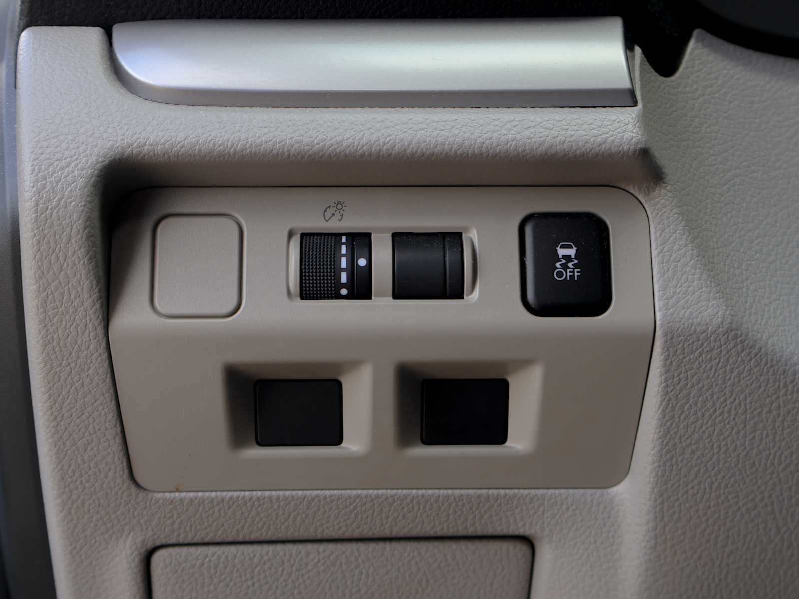Used 2018 Ice Silver Metallic Subaru Premium image 15