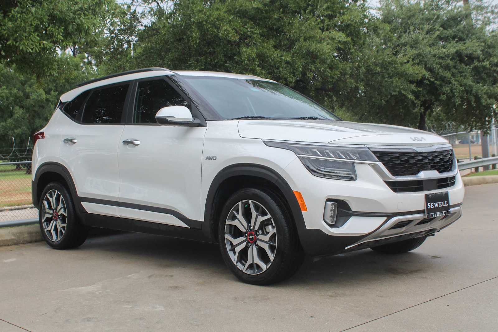 Used 2023 Snow White Pearl Kia SX image 4