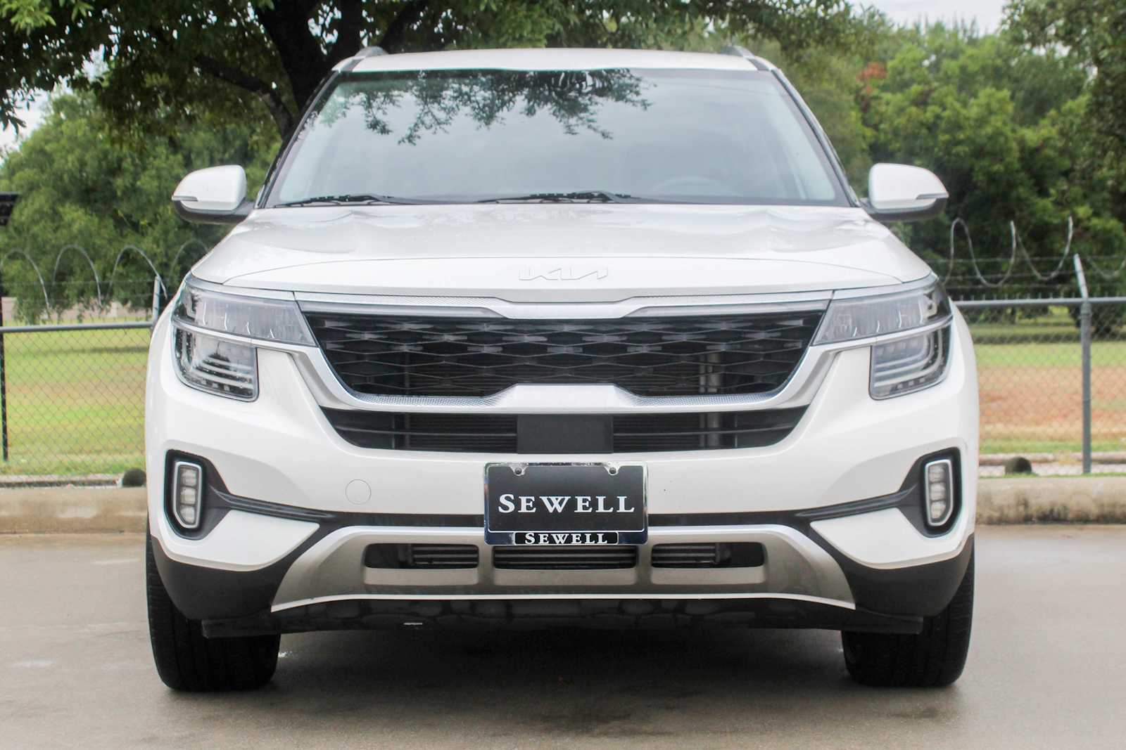 Used 2023 Snow White Pearl Kia SX image 2