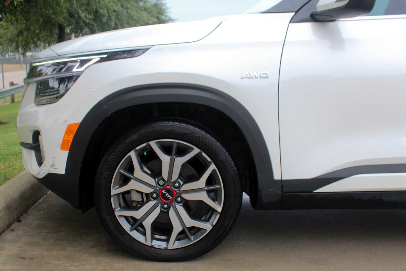 Used 2023 Snow White Pearl Kia SX image 10