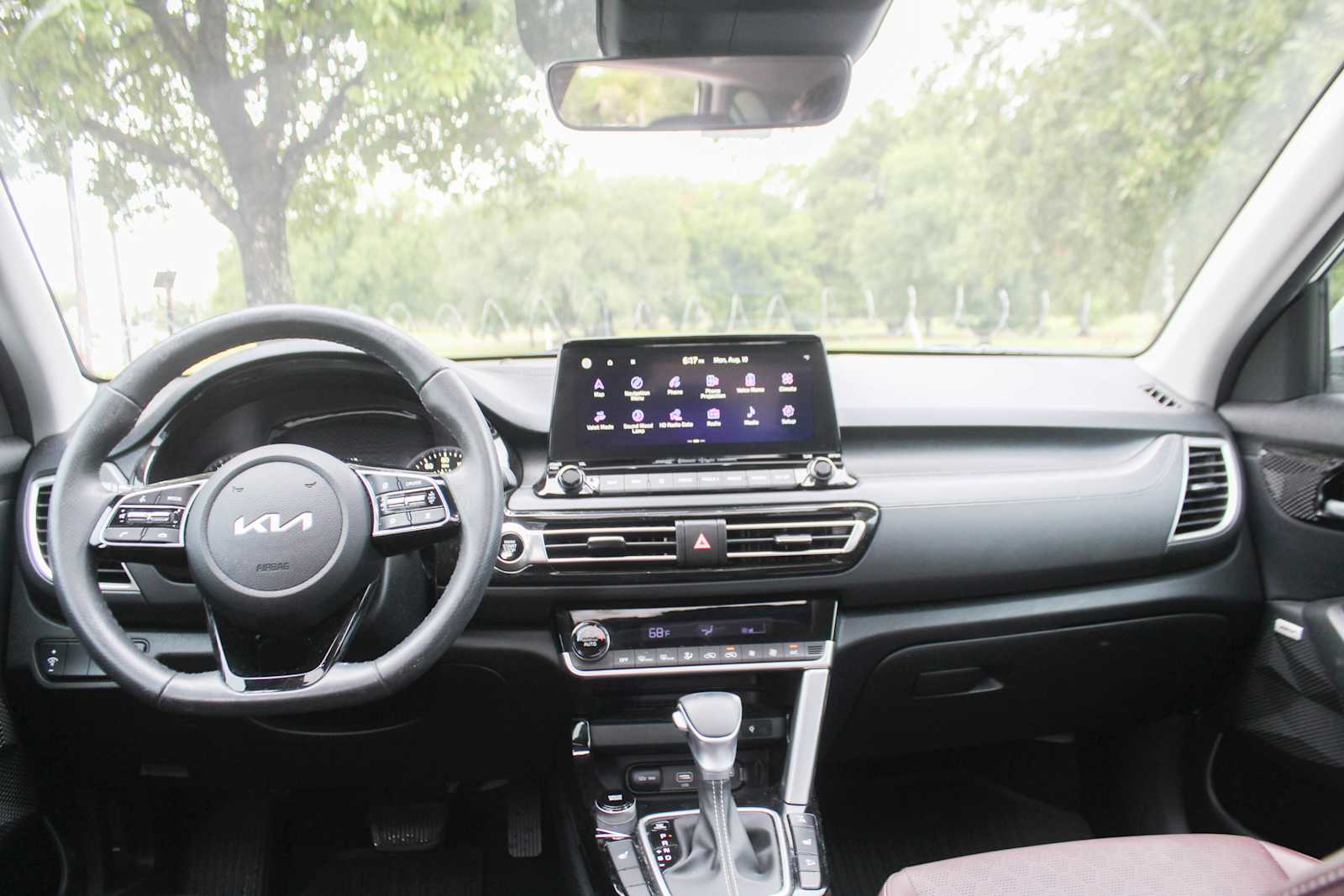Used 2023 Snow White Pearl Kia SX image 25