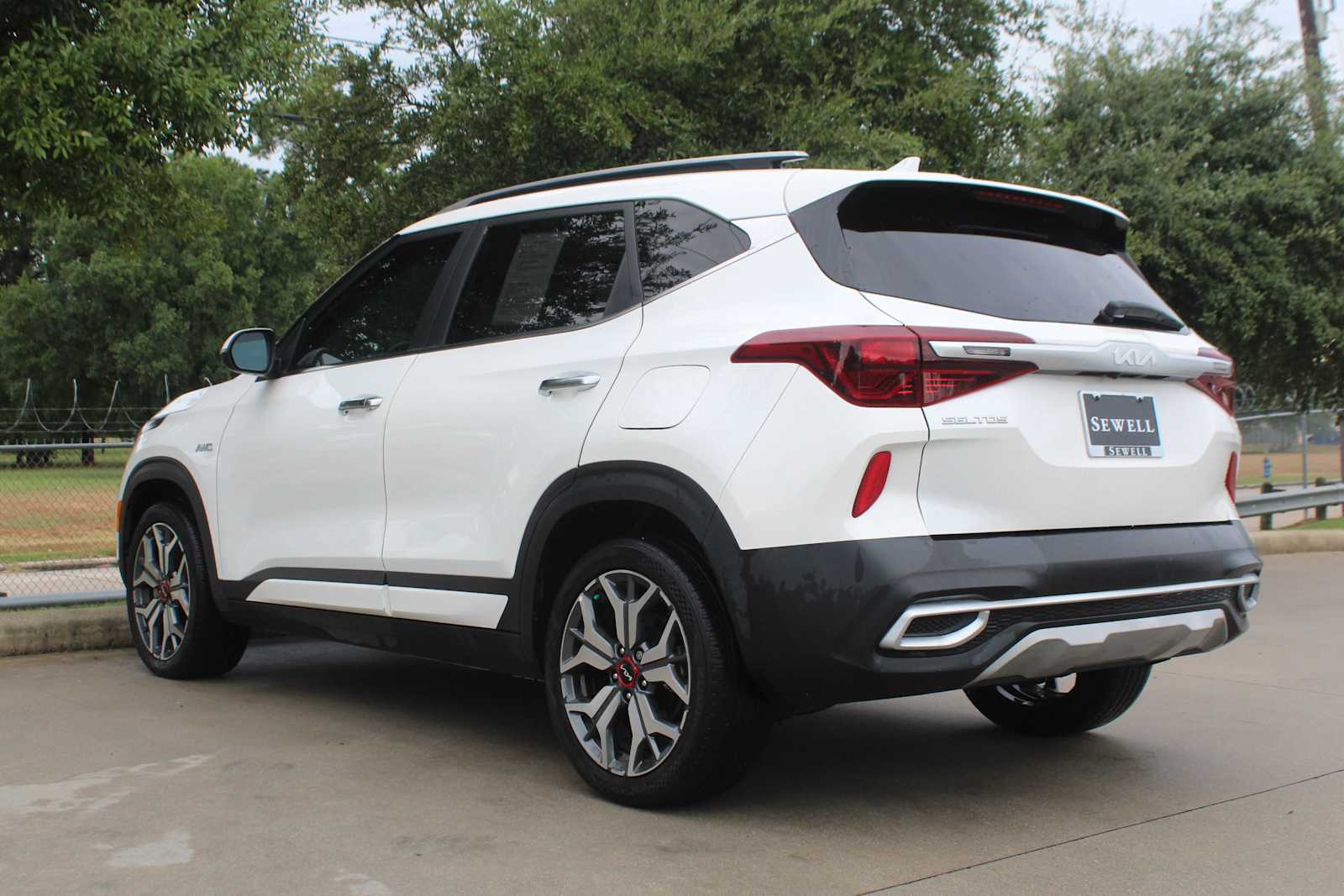 Used 2023 Snow White Pearl Kia SX image 8